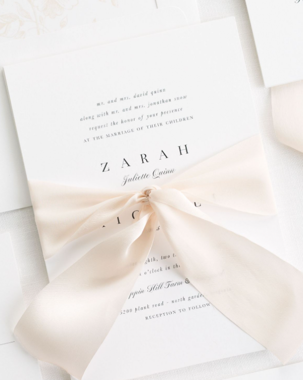 Desain undangan dengan aksen pita satin yang cantik